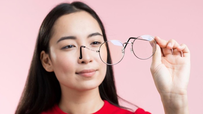 6 Tips Memilih Kacamata yang Tepat untuk Wajah Bulat, Bikin Makin Percaya Diri!
