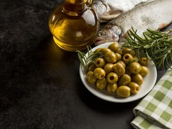 Bahan Alami Serbaguna: 7 Manfaat Minyak Zaitun untuk Kulit