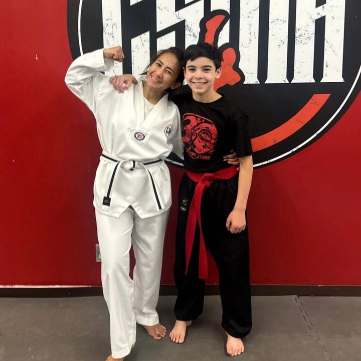 <p>Cut Memey kerap membagikan momen kebersamaan dengan anak-anaknya lewat akun Instagram pribadinya. Belum lama ini, ia terlihat mengikuti latihan karate bersama putranya, Nathan. "Saya tidak bisa membayangkan awal yang lebih baik di atas matras bersama putra saya, berbagi gerakan, senyuman, dan motivasi yang tenang untuk tahun mendatang. Semoga kita terus bertumbuh, mencintai, dan hadir untuk hal-hal yang paling penting," tulis Cut Memey lewat Instagramnya. (Foto: Instagram @cutmemey)</p>