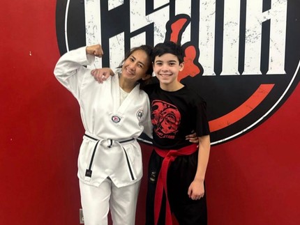 Hidup di Kanada, Intip 5 Potret Cut Memey Ikut Latihan Karate Bareng Anak