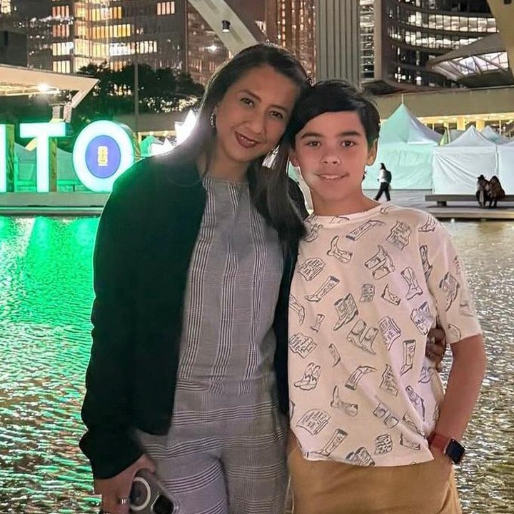 <p>Cut Memey kini hidup bahagia bersama suaminya, Paul Rowland, di Kanada setelah menikah pada tahun 2012. Ia memiliki tiga orang anak yang menjadi kebahagiaan keluarga kecilnya. Salah satunya bernama Nathan Rowland yang sukses mencuri perhatian publik. (Foto: Instagram @cutmemey)</p>