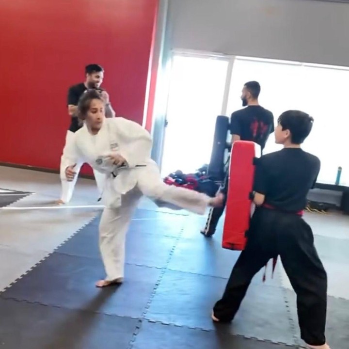<p>Mengintip dari salah satu unggahannya, Cut Memey terlihat begitu fokus saat berlatih karate bersama Nathan. Ia tampak menendang dengan begitu semangat ke arah bantalan yang dipegang langsung oleh sang anak. (Foto: Instagram @cutmemey)</p>