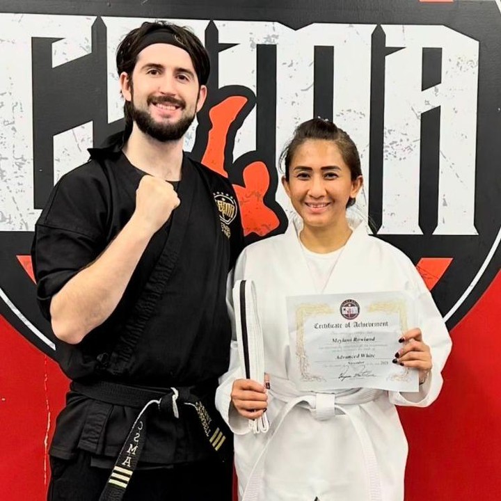 <p>Enggak cuma sekadar bermain, Cut Memey juga berhasil menyelesaikan ujian sabuk pertamanya dan meraih sabuk putih, lho. "Hari ini, saya bangga mengatakan bahwa saya telah lulus ujian sabuk pertama saya dan mendapatkan sabuk putih tingkat lanjut. Sebagai pengingat bahwa kekuatan bukan hanya terletak pada fisik, tetapi juga pada pilihan untuk memulai, untuk bangkit, dan untuk mengejar versi diri Anda yang Anda tahu dapat Anda capai. Jadi sekarang saya bertanya&hellip; haruskah saya berlatih untuk menjadi atlet profesional? Sabuk hitam adalah tujuannya," tuturnya. (Foto: Instagram @cutmemey)</p>
