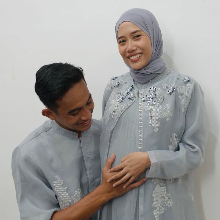 <p>Melalui unggahan ini, Rizky Ridho membagikan potret kebersamaan dengan sang istri yang tengah hamil anak pertama. Keduanya kompak mengenakan baju bernuansa warna biru keabu-abuan. Menurut beberapa sumber, pasangan ini baru saja menggelar acara tasyakuran tujuh bulan kehamilan. (Foto: Instagram @rizkyridhoramadhani)</p>