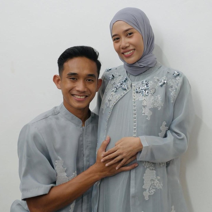 <p>Rizky Ridho secara khusus menuliskan doa dan harapannya untuk calon anak pertamanya. Ia juga turut menyampaikan doa untuk pasangan yang sedang menanti momongan. "Doa terbaik kami untuk calon buah hati: semoga selalu sehat, lengkap, dijaga Allah, dan kelak menjadi sumber kebahagiaan keluarga serta bermanfaat bagi orang lain. Semoga Allah mudahkan teman-teman semua yang sedang berikhtiar," tulisnya. (Foto: Instagram @rizkyridhoramadhani)</p>