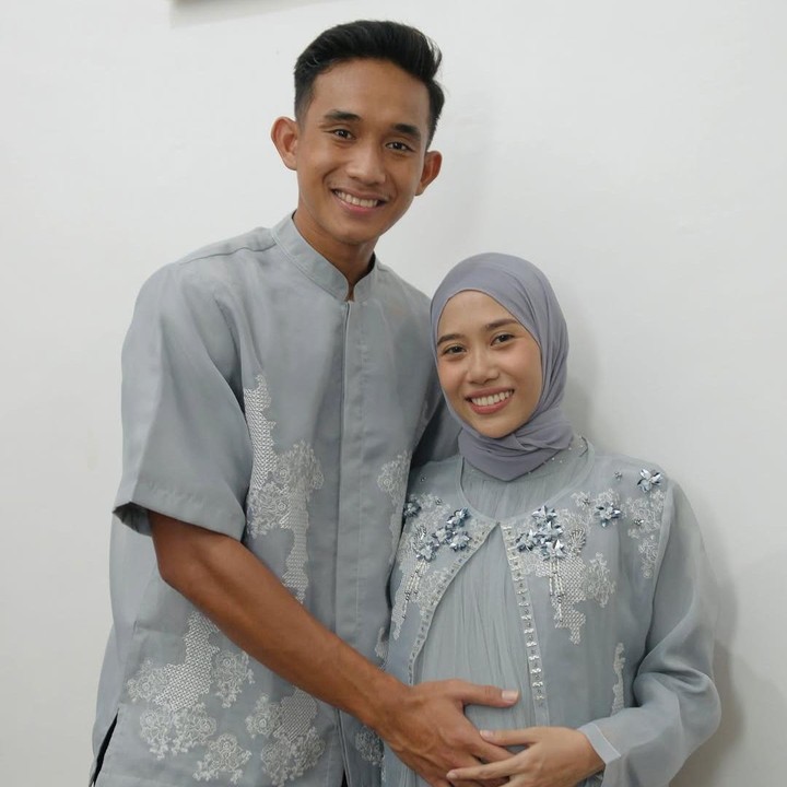 <p>Kabar bahagia datang dari pemain tim nasional sepak bola Indonesia, Rizky Ridho Ramadhani. Sang istri, Sendy Aulia tengah hamil anak pertama. Kabar kehamilan pertama Sendy ini dibagikan langsung oleh Rizky Ridho di akun Instagram miliknya pada Minggu (1/2/26). (Foto: Instagram @rizkyridhoramadhani)</p>