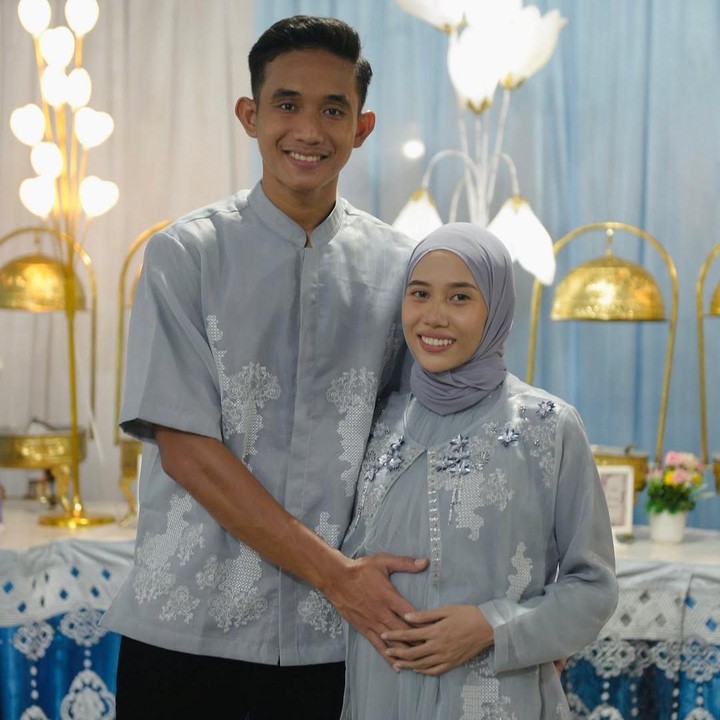 <p>Doa mengalir dari netizen untuk keluarga Ridho yang sebentar lagi bakal kedatangan 'malaikat kecil'. Beberapa di antaranya mendoakan Sendy agar selalu diberi kesehatan dan kelancaran dalam menjalani kehamilan pertamanya. "<em>Bismillah</em> sehat lancar &amp; dimudahkan aamiin," tulis akun @df***. "<em>MasyaAllah TabarakaAllah</em>, Selamat Mas Rido mba sendy, Bahagia selalu ya," ungkap @no***. "<em>Masyaallah</em> lancar sampai lahiran mbk shandy," ujar akun @ro***. (Foto: Instagram @rizkyridhoramadhani)</p>