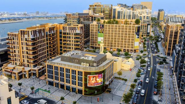 Kota Dubai di Uni Emirat Arab, kembali melakukan gebrakan mewah dengan rencana pembangunan jalan pertama di dunia yang dikonstruksi menggunakan emas.