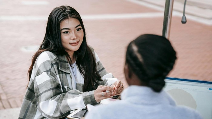Jujur dan terbuka dalam hubungan terdekat. Orang tangguh berani untuk membuka diri untuk mendapatkan feedback yang jujur.