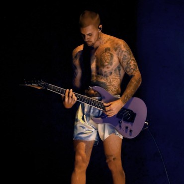 7 Gaya Nyentrik Justin Bieber Telanjang Dada & Pakai Boxer Ungu di Grammy 2026