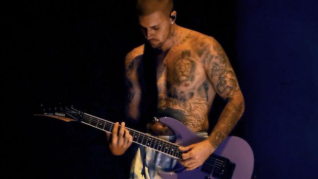 7 Gaya Nyentrik Justin Bieber Telanjang Dada dan Pakai Boxer Ungu di Grammy 2026