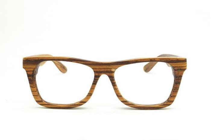 Punya wajah bulat bukan berarti kamu terbatas dalam memilih kacamata. Justru dengan memahami bentuk wajah dan memilih frame yang tepat, kamu bisa tampil lebih stylish dan percaya diri dengan kacamata yang kamu kenakan. Ini tips memilih kacamata yang tepat untuk kamu yang berwajah bulat.