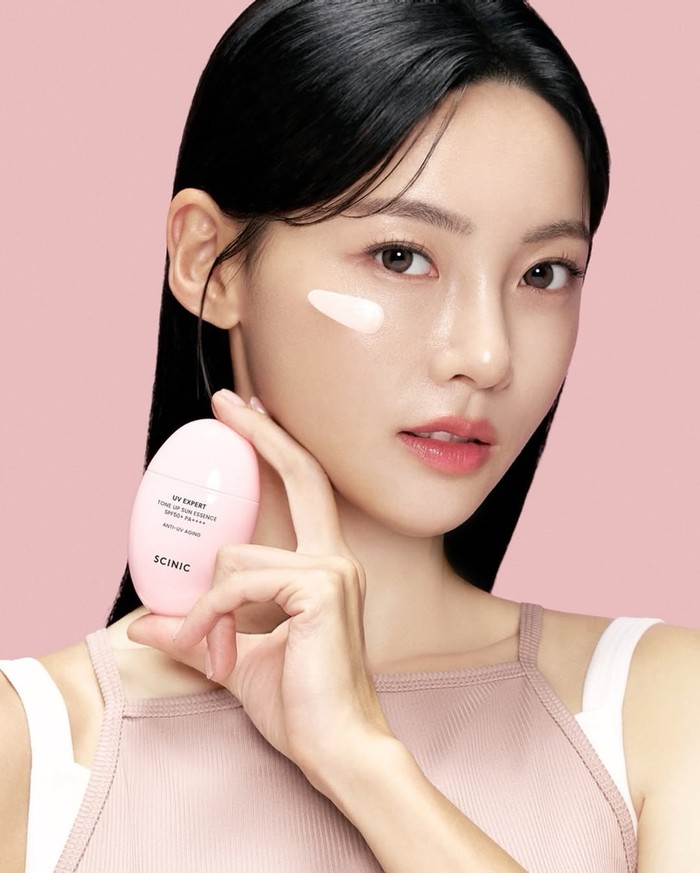 Kecantikan alami Kim Min Gee yang disertai dengan aura positif menyehatkan berhasil menjadikannya dipercaya sebagai model brand kecantikan SCINIC pada tahun 2025 kemarin, Beauties./ Foto: instagram.com/arb0r_day