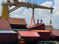Kapal Muat Kontainer Pelabuhan Tanjung Perak Kecelakaan Timpa Pekera