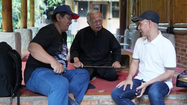 Di Padepokan Kabuyutan Muara Beres, bersama Wamentrans Viva Yoga, pengusaha asal Bali, Ajik Krisna berkomitmen mengembangkan bambu sebagai komoditas unggulan.