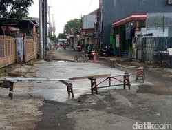Aksi Warga Sicalung Cirebon Turun Tangan Tambal Jalan Rusak