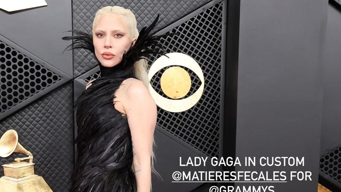 Lady Gaga di Grammys 2026. Ia mengenakan rancangan Matières Fécales.