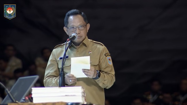 Mendagri Tito Minta Gubernur Bebaskan Pajak Kendaraan Listrik