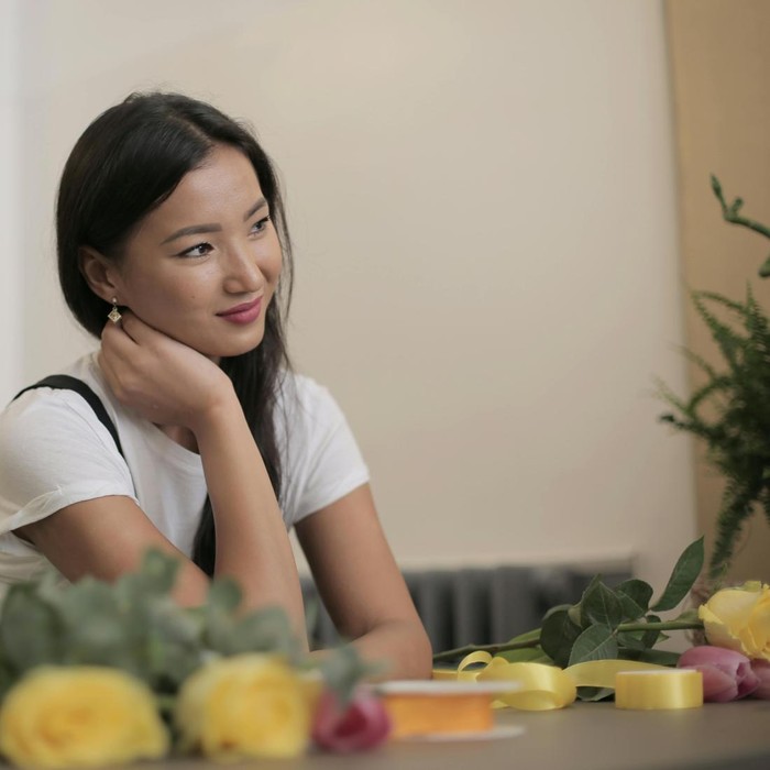 Menunjukkan kehati-hatian, kesederhanaan, dan kepercayaan diri. Status sosial yang tinggi tidak diumbar, mereka justru bersikap rendah diri dan bijaksana secara strategis.