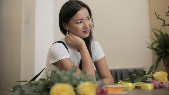 Menunjukkan kehati-hatian, kesederhanaan, dan kepercayaan diri. Status sosial yang tinggi tidak diumbar, mereka justru bersikap rendah diri dan bijaksana secara strategis.