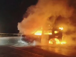 Kecelakaan Mobil JETOUR dan BMW di Tol Jagorawi, Ada yang Terbakar