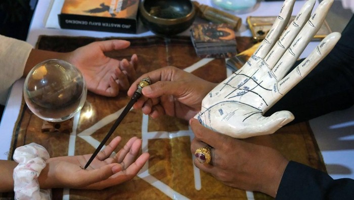 Industri kreatif semakin mengedepankan produk berbasis identitas dan cerita. Cultural Heritage Selling jadi strategi unggul untuk menarik konsumen modern.