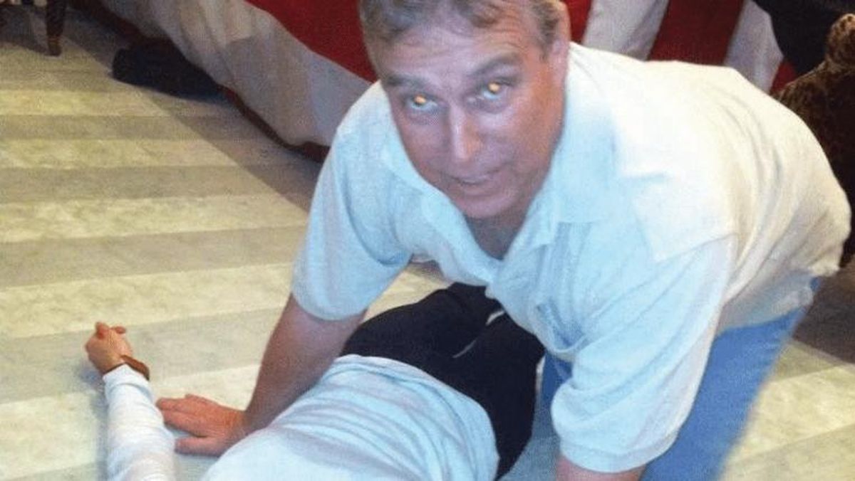 Penampakan Foto Pangeran Andrew dan Wanita di Lantai dalam File Epstein