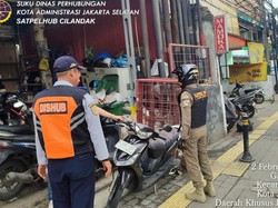 Viral Parkir Liar Halangi Jalur Tunanetra di Trotoar Jaksel, Dishub Tertibkan