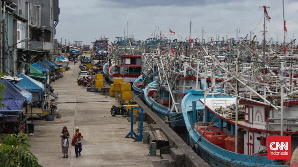 FOTO: Ribuan Kapal Nelayan 'Teronggok' di Pelabuhan Muara Angke