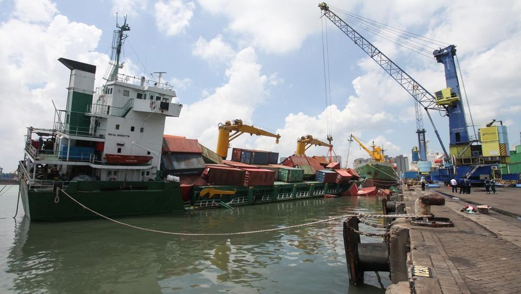 Kapal Kontainer Oleng di Surabaya, Pekerja Ditemukan Tewas Tenggelam