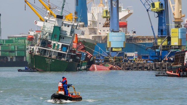 Kapal kargo Pacific 88 mengalami insiden oleng saat bersandar di Dermaga Jamrud Selatan Pelabuhan Tanjung Perak, Surabaya dengan satu orang hilang.