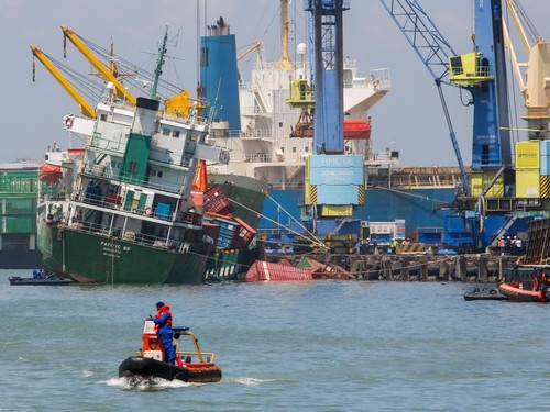 Kapal Kontainer Oleng di Pelabuhan Tanjung Perak, 1 Orang Hilang