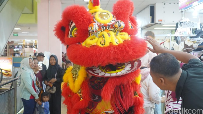 Pertunjukan barongsai di ITC Surabaya