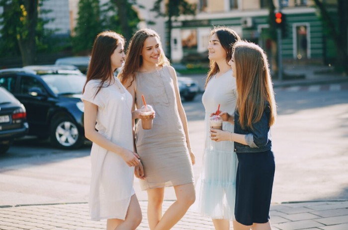 Libra, Scorpio, dan Sagittarius diajak lebih jujur pada diri sendiri minggu ini. Hubungan, karier, dan keuangan berkembang lewat komunikasi yang terbuka./ Foto: freepik.com/prostooleh