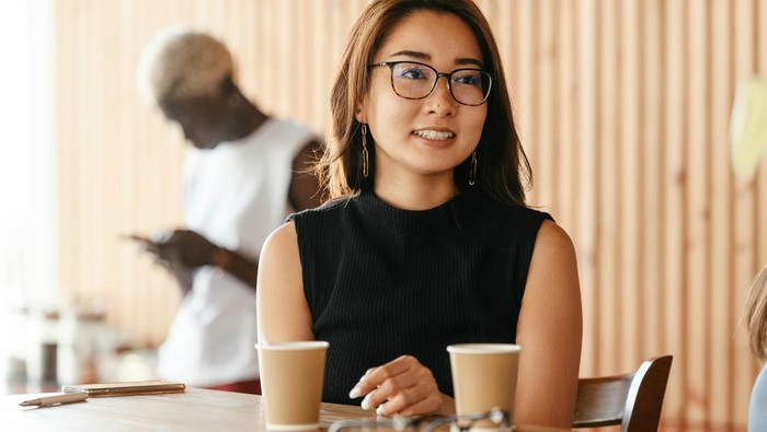 Reaksi emosional terkontrol. Mereka bisa mengelola emosinya, khususnya di hadapan publik.