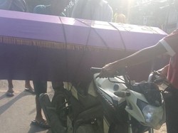 Jalan Rusak Parah, Peti Jenazah di Sikka Dibawa Pakai Motor lalu Dipikul