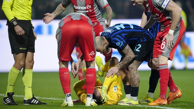 Seorang pendukung Inter Milan dilaporkan kehilangan tiga jarinya setelah melempar petasan ke arah kiper Cremonese, Emil Audero.