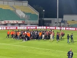 Imbang di Kandang, Suporter PSM Makassar Ngamuk Masuk Lapangan