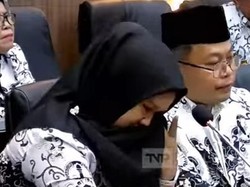 Video Tangis Guru Honorer di DPR: Pulang Ngajar Jadi Antar-Jemput Laundry