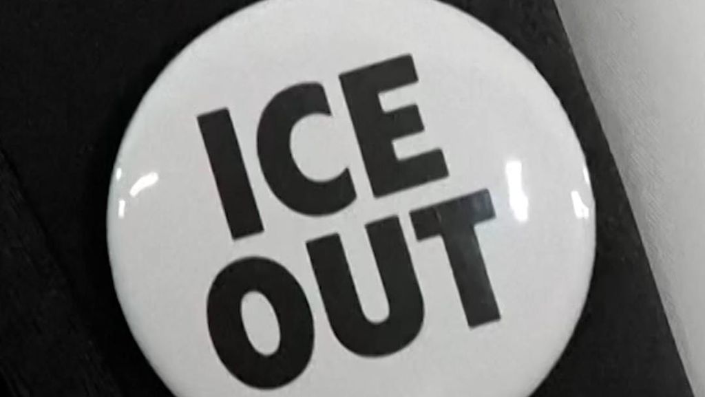 Para Nominee Grammy 2026 Bawa Aksi Politik Lewat Pin ICE OUT