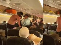 AIrAsia Mendarat Darurat gegara Penumpang Tantrum Buka Baju