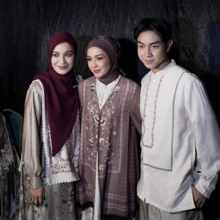 <p>Istri dari mendiang Gary Iskak, Richa Novisha atau yang akrab disapa Richa Iskak, baru-baru ini tampil kompak bersama putra sulungnya, Adilla Rafisya, sebagai model dalam pergelaran busana Lebaran. Bunda dan anak ini melenggang di atas panggung Ramadhan Show yang menampilkan koleksi terbaru dari Shireen dan Zaskia Sungkar. (Foto: Instagram @richaiskak/@ravisha_adila019)</p>