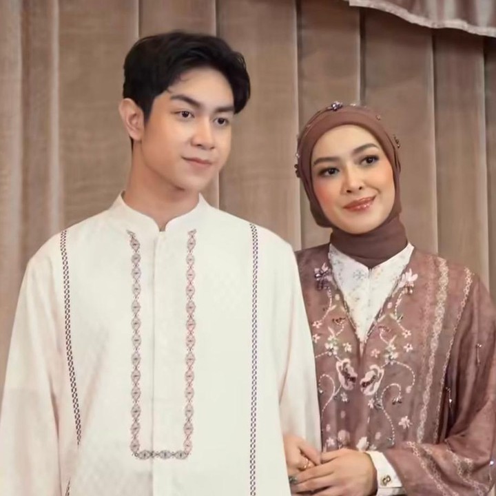 <p>Putra Richa kini tumbuh menjadi remaja yang tampan. Postur tubuhnya yang tinggi menjulang bahkan terlihat melebihi sang Bunda. Dalam unggahan tersebut, Adilla tampil menawan mengenakan baju koko putih dengan motif simpel di bagian depan, dipadukan dengan celana berwarna <em>beige</em> yang membuat penampilannya tampak elegan. (Foto: Instagram @richaiskak/@ravisha_adila019)</p>