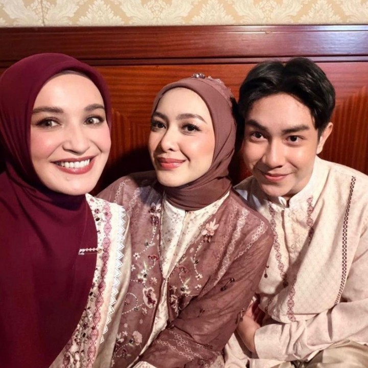 <p>Mengintip dari salah satu momen yang dibagikan, Adilla juga sempat berpose selfie bersama sang Bunda dan Shireen Sungkar. Adilla yang kini berusia 15 tahun pun mulai menekuni dunia <em>modelling</em>, mengikuti jejak sang Bunda yang juga pernah berkarier sebagai model usai menjadi semifinalis GADIS Sampul 2002. (Foto: Instagram @ravisha_adila019)</p>