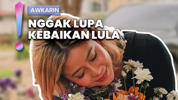 Kabar Terkini Artis dari InsertLive : Video: Balik ke Indonesia, Awkarin Langsung Nyekar ke Makam Lula Lahfah