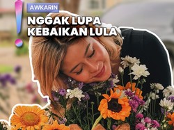 Video: Balik ke Indonesia, Awkarin Langsung Nyekar ke Makam Lula Lahfah