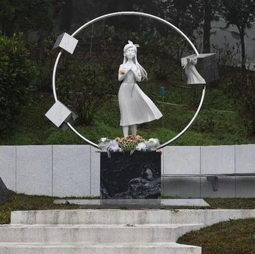 Potret Patung Barbie Hsu Berdiri di Atas Makam sebagai Prasasti Cinta DJ Koo