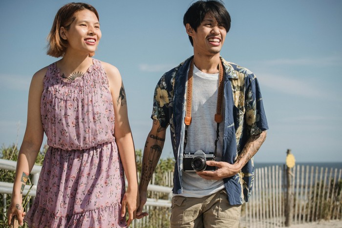 Kepercayaan adalah pondasi hubungan jarak jauh. Kamu dan pasangan harus konsisten dan benar-benar hadir.