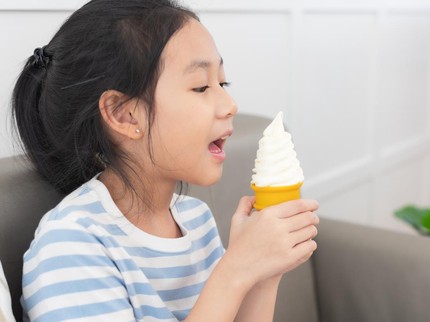 10 Cara Mengurangi Kebiasaan Makan Manis Si Kecil