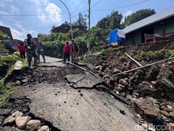 104 Rumah-Ponpes Rusak Akibat Tanah Gerak di Jatinegara Tegal